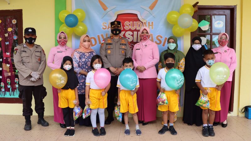 Vaksinasi anak di Lingga