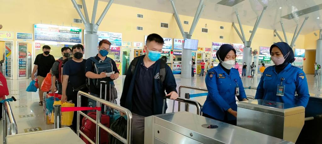 Personel Ditpam BP Bata melakukan pemeriksaan di Pelabuhan