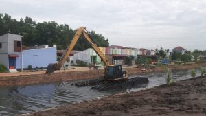 Dua alat berat diturunkan untuk normalisasi drainase