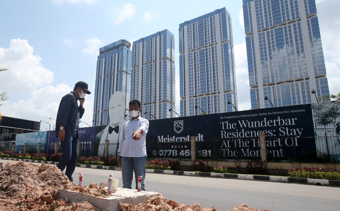 Wali Kota Batam, Muhammad Rudi meninjau pembangunan drainase di Jalan Laksamana Bintan beberapa waktu lalu bersama Wakil Wali Batam, Amsakar Achmad