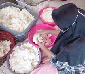 Salah satu karyawan Wahyu tengah menyiapkan singkong untuk digoreng