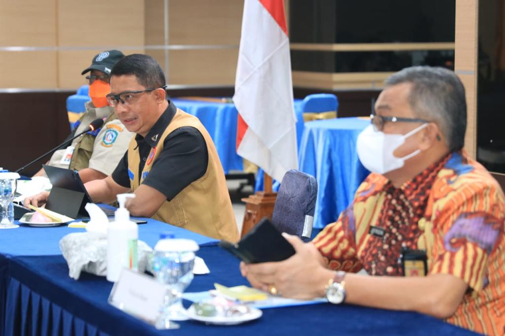 Kepala Badan Nasional Penanggulangan Bencana (BNPB), Letjen TNI Suharyanto tengah memberikan arahan perecepatan vaksin Batam