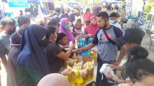 Warga Bengkong antusias belanja di pasar murah Pemko Batam. (Foto : Gokepri/Engesti) Warga Bengkong antusias belanja di pasar murah Pemko Batam. (Foto : Gokepri/Engesti)