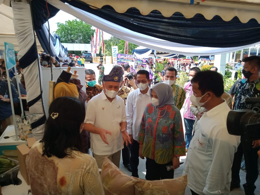 Menteri Koperasi dan UKM Teten Masduki bersama Wali Kota Batam, Muhammad Rudi. FOTO : Romadi