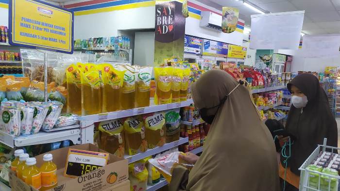 Ibu-ibu membeli minyak goreng di salah satu retail di Batam. (Engesti/gokepri).