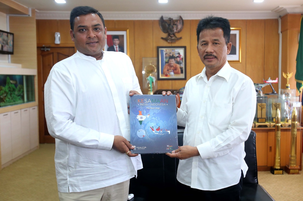 Wali Kota Batam, Muhammad Rudi menerima kunjungan Konsulat India untuk Indonesia Mr. Shubham Singh di ruang kerjanya, Senin 18 April 2022.