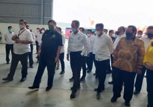 Wali Kota Batam, Muhammad Rudi menyambut langsun kedatangan Menteri Koordinator Bidang Perekonomian, Airlangga Hartarto di Kota Batam.