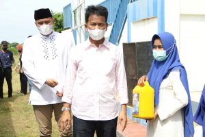 Wali Kota Batam memberikan bantuan minyak goreng untuk warga