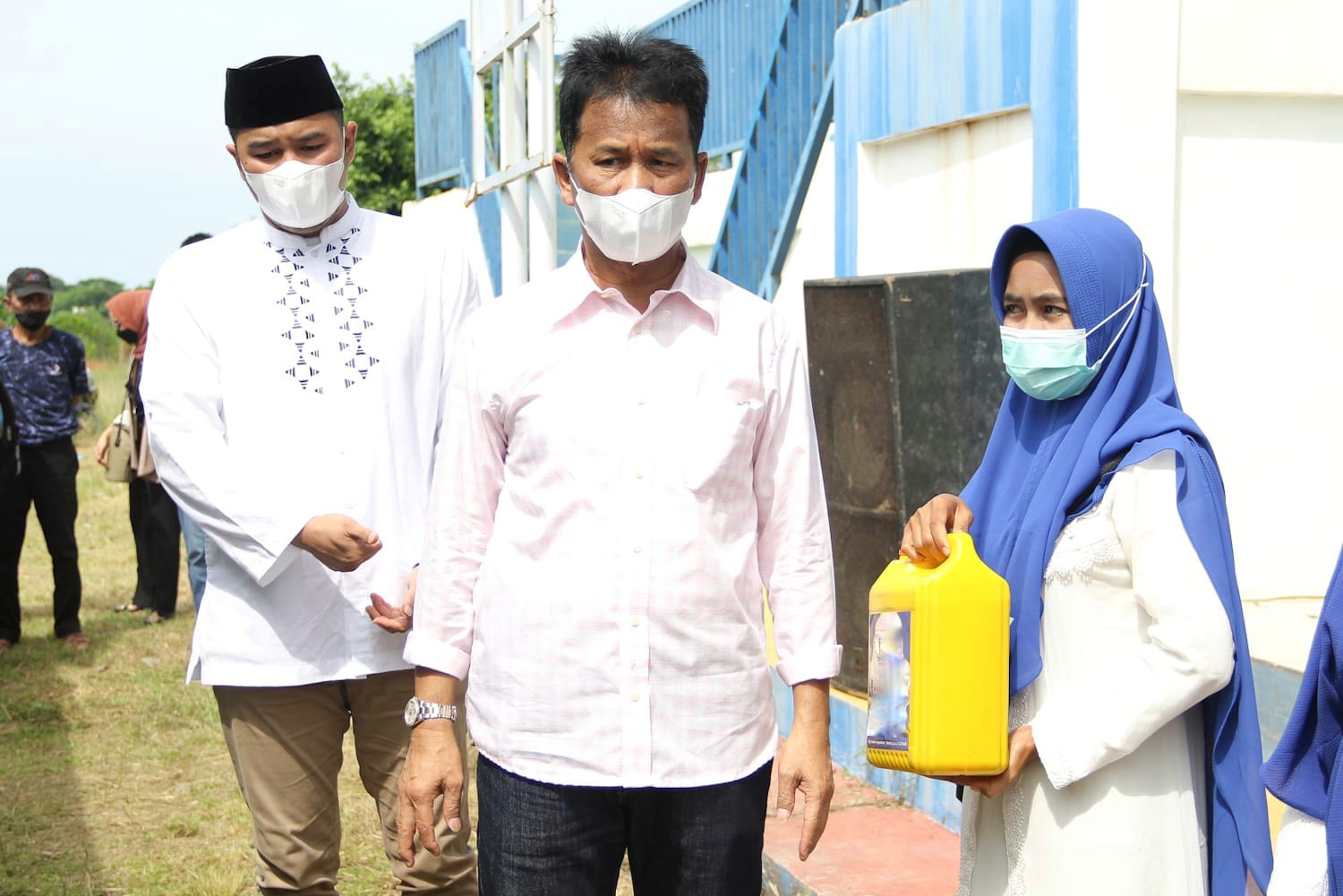 Wali Kota Batam memberikan bantuan minyak goreng untuk warga