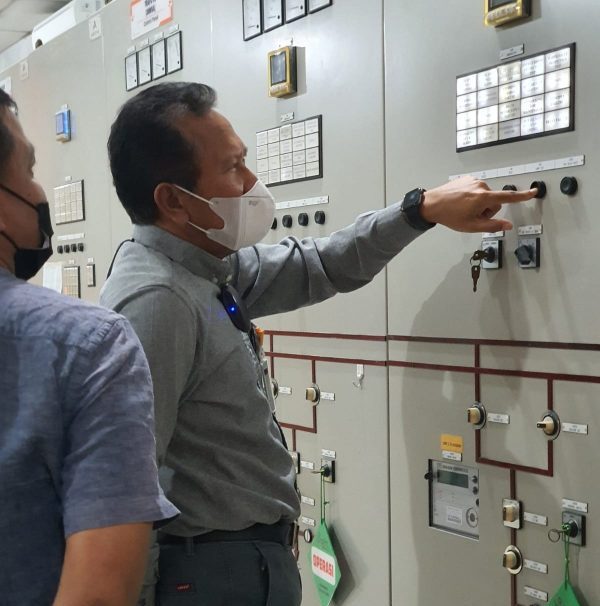 Direktur Utama PT PLN Batam, Nyoman S. Astawa melakukan Apel Siaga Idul Fitri 1443 H dengan melakukan kunjungan langsung ke sejumlah unit pembangkit dan distribusi yang tersebar di kota Batam.