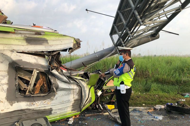 Kecelakaan maut terjadi di tol Surabaya-Mojokerto pada Senin pagi pukul 06.15 WIB. Foto/ANTARA