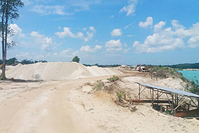 Tambang pasir di Lingga