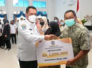 Gubernur Kepri serahkan bantuan Gubernur Kepri serahkan bantuan
