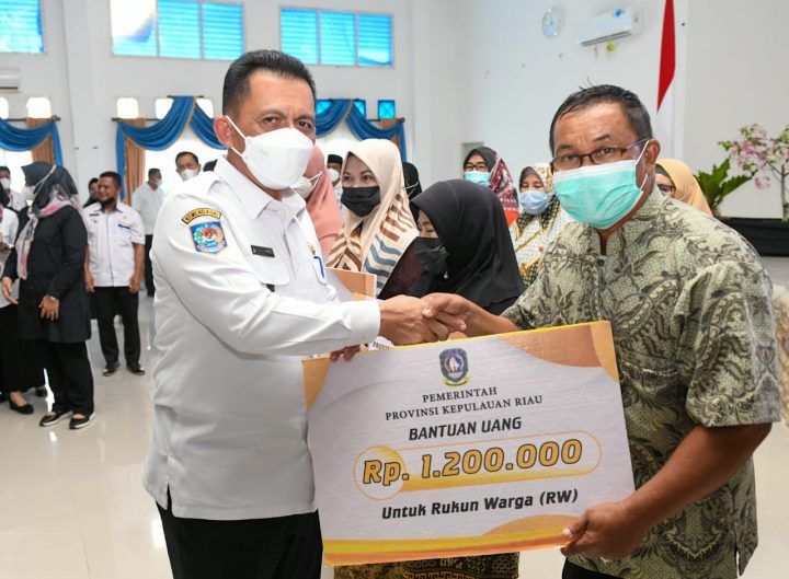 Gubernur Kepri serahkan bantuan