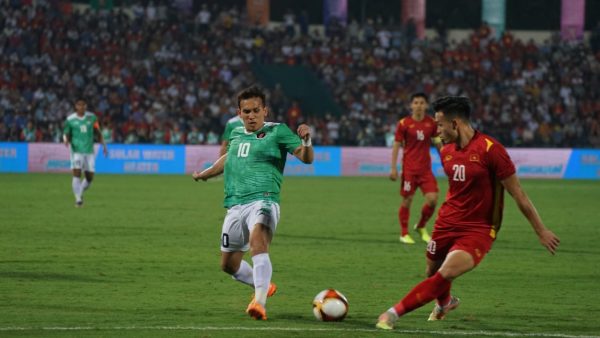 Pemain Timnas Indonesai U-23, Egy Maulana Vikri dibayangi para pemain Vietnam