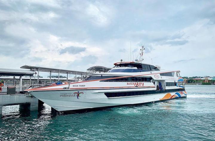 Kapal Feri Batam Fast. Foto : Instagram @batamfastferry