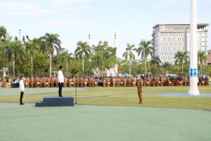 Wali Kota Batam, Muhammad Rudi memimpin apel gabungan pegawai. Foto : Dokumentasi/Diskominfo Batam