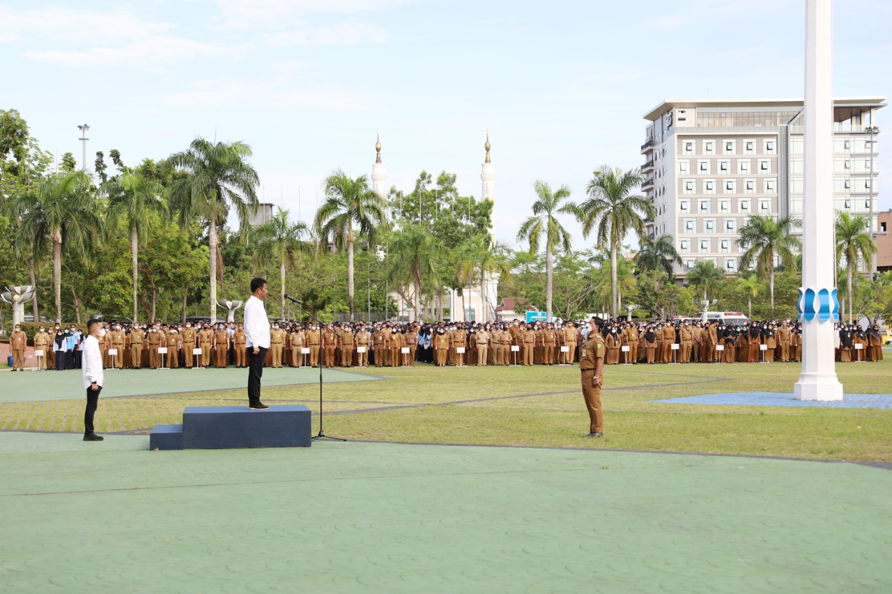 Wali Kota Batam, Muhammad Rudi memimpin apel gabungan pegawai. Foto : Dokumentasi/Diskominfo Batam