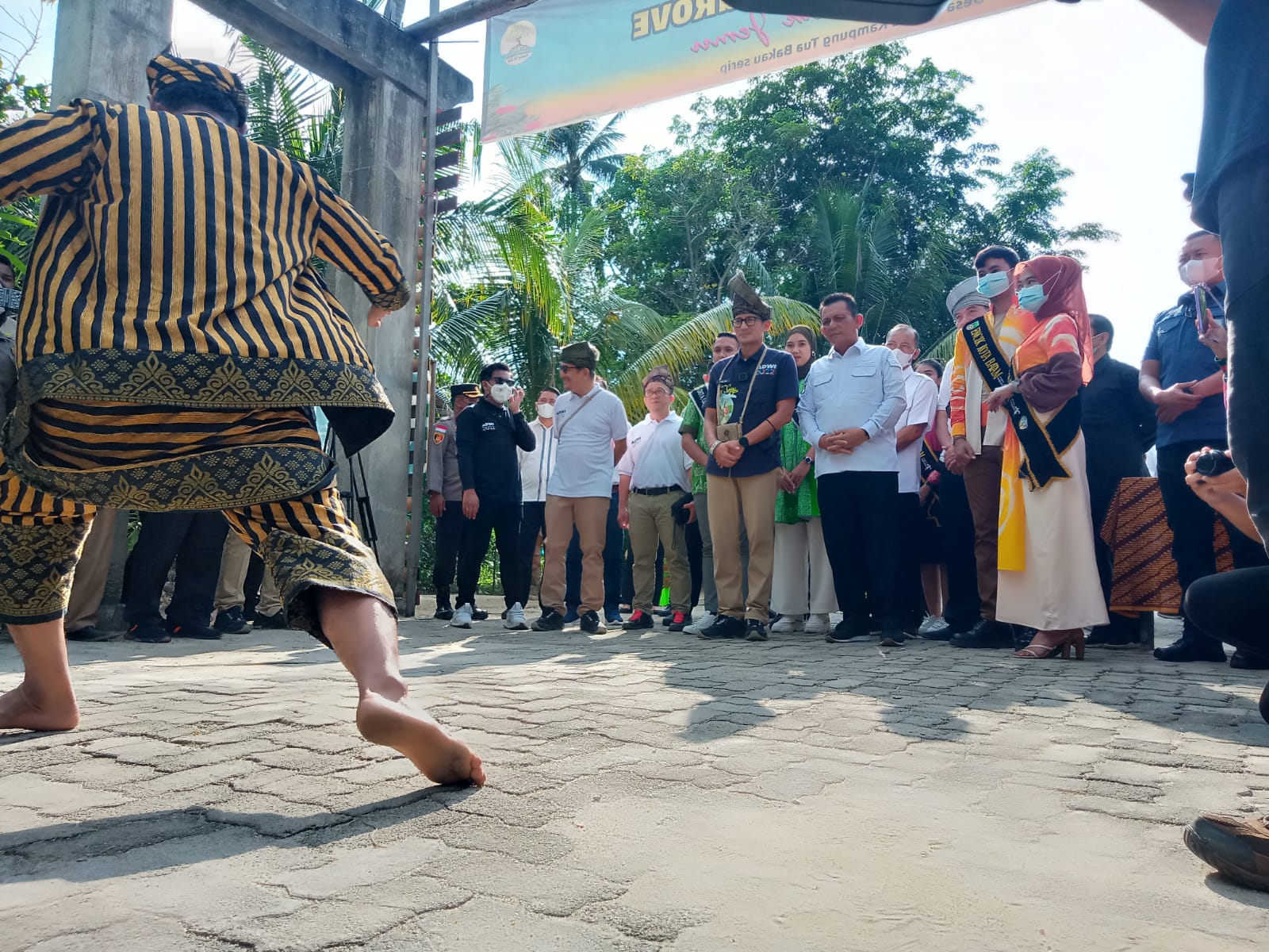Menteri Pariwisata dan Ekonomi Kreatif (Menparekraf) Sandiaga Salahuddin Uno saat melakukan kunjungan kerja ke Desa Wisata Bakau Serip di N
