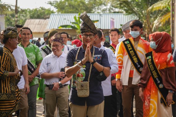 Menteri Pariwisata dan Ekonomi Kreatif Sandiaga Salahuddin Uno berkunjung ke Desa Wisata Kampung Tua Bakau Serip.