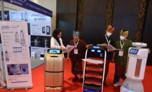 Robot pelayan hotel