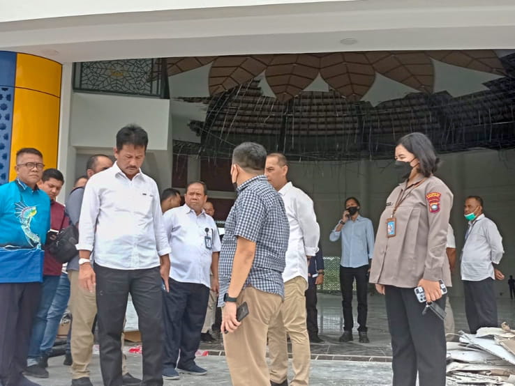 Plafon masjid Tanjak ambruk