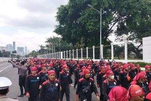 Buruh unjuk rasa di DPR