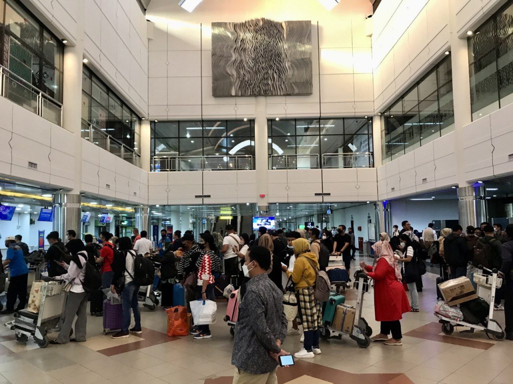 Arus penumpang bandara hang nadim
