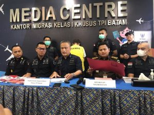 pemalsuan izin tinggal di malaysia