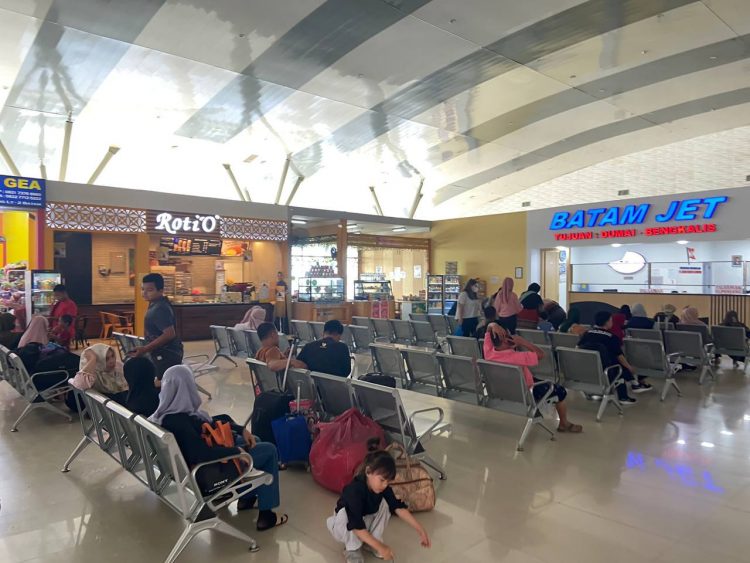 Arus penumpang pelabuhan sekupang