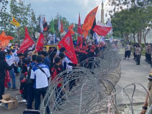 Buruh di Batam unjuk rasa