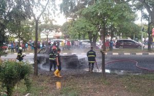 mobil pickup terbakar