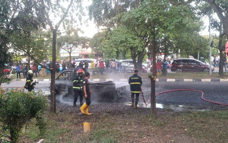 mobil pickup terbakar