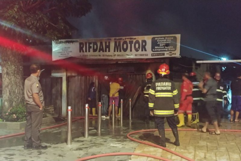 Kebakaran di padang