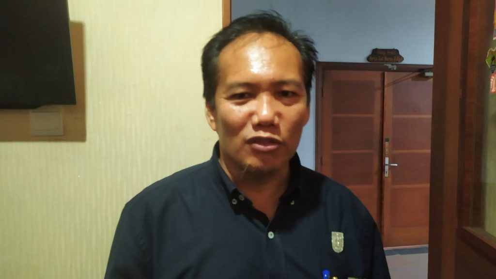 Bule bawa troli viral