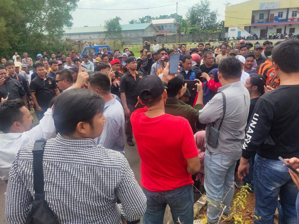 Pekerja tambang timah unjuk rasa