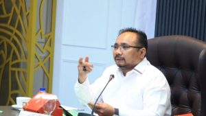 petugas haji wanita