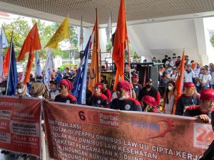 buruh unjuk rasa di kantor dprd batam