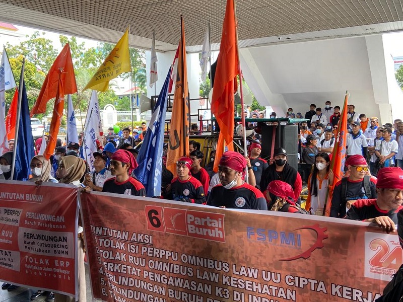 buruh unjuk rasa di kantor dprd batam