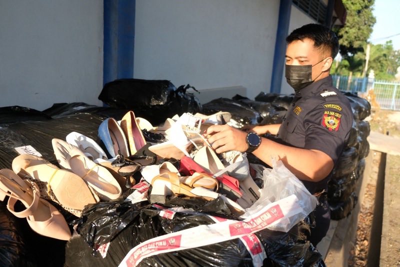 Penyelundupan sepatu bekas di Batam