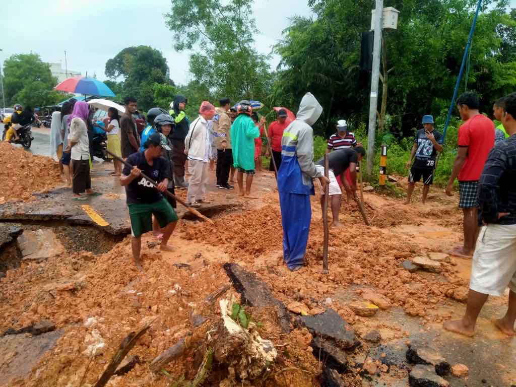 Jalan trans barelang ambles