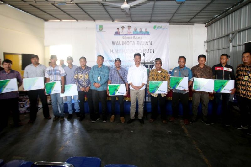 nelayan terima jaminan sosial
