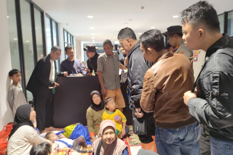korban longsor butuh bantuan