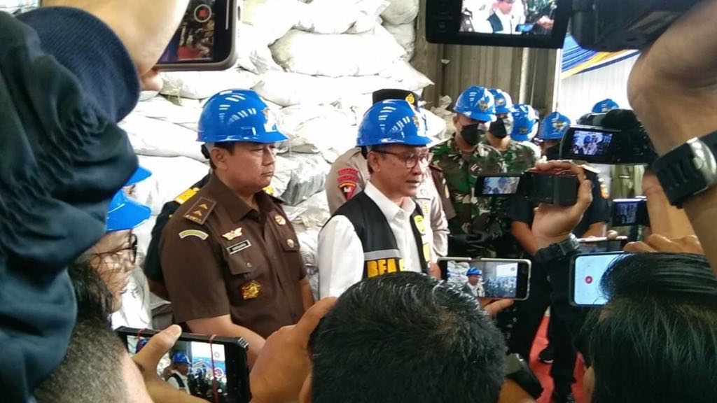 Pemusnahan pakaian bekas di Batam