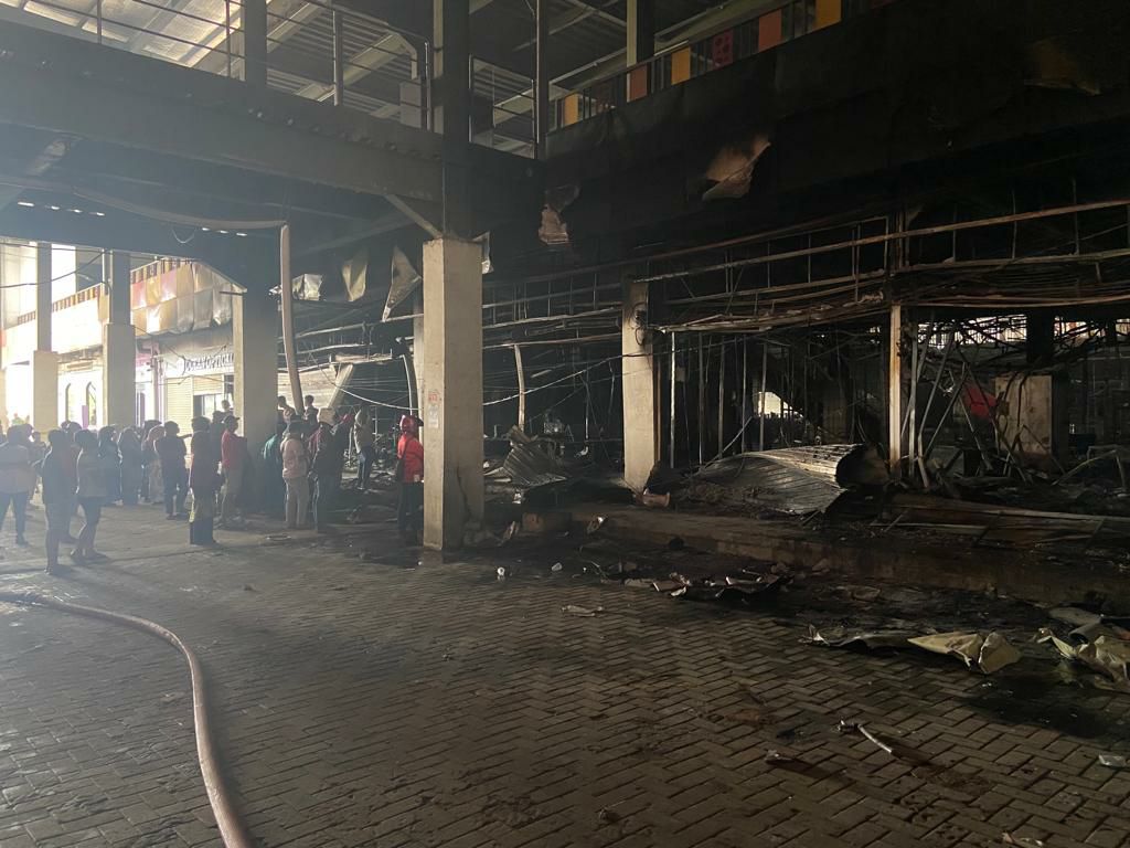 Plaza botania terbakar