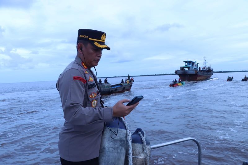 Speeboat evelyn terbalik