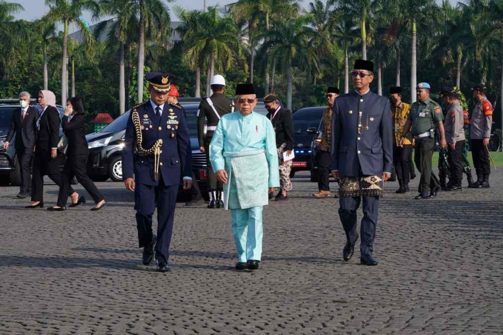 Wapres pakai baju melayu
