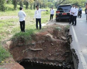 turunan bukit daeng tembesi ambrol