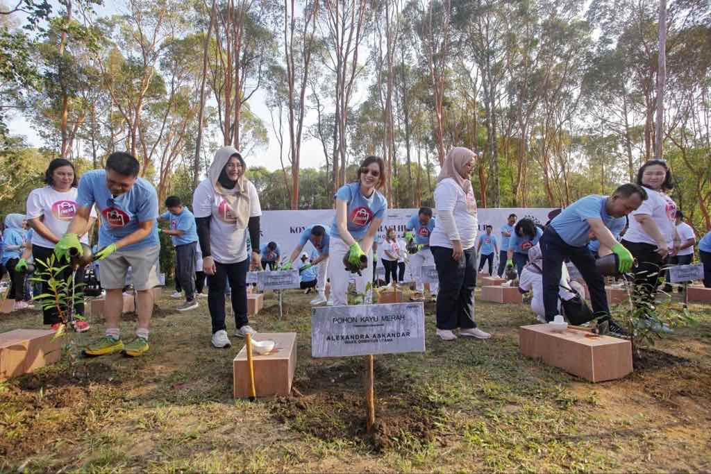 Penanaman pohon bank mandiri di Batam