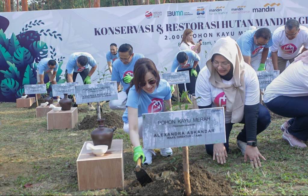 Penanaman pohon bank mandiri di Batam